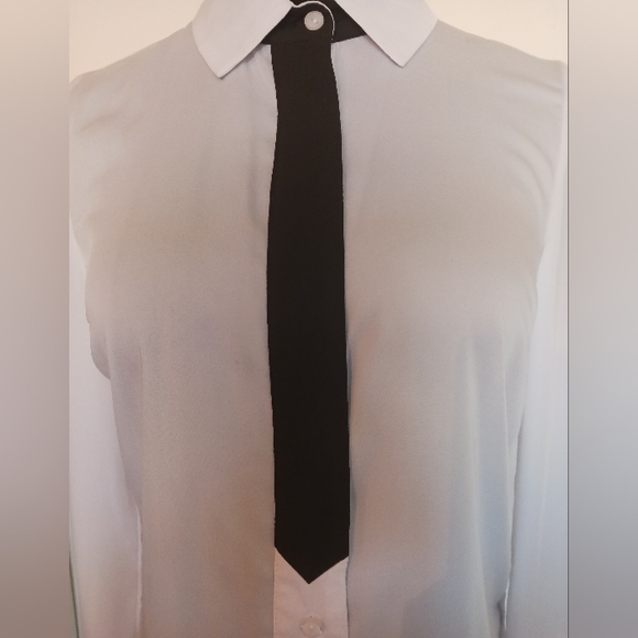 GREAT CONDITION Button-up Blouse w/Cute FAUX tie ONLY $8!! - Picture 3 of 7